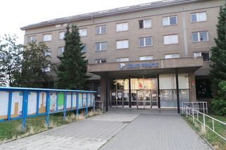„Celý život chodím do práce a mám méně než oni,“ nechápe senior. Částka, kterou rodina pobírá od státu, rozpoutala hádku